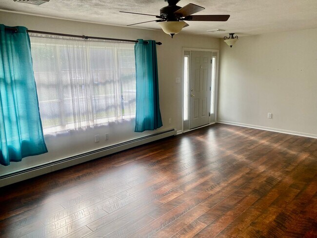 Foto del edificio - 3 Bedroom/2 Full Bath Ranch Near Air Produ...