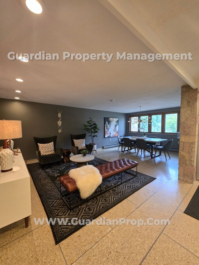 Building Photo - Dean Parkway  2bd-2ba Condo, Hardwood Floo...