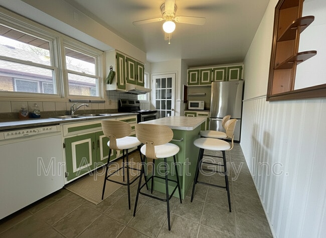 Building Photo - 272 Upper Paradise Rd