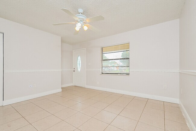 Building Photo - 4 bedrooms, 2 bath ranch home