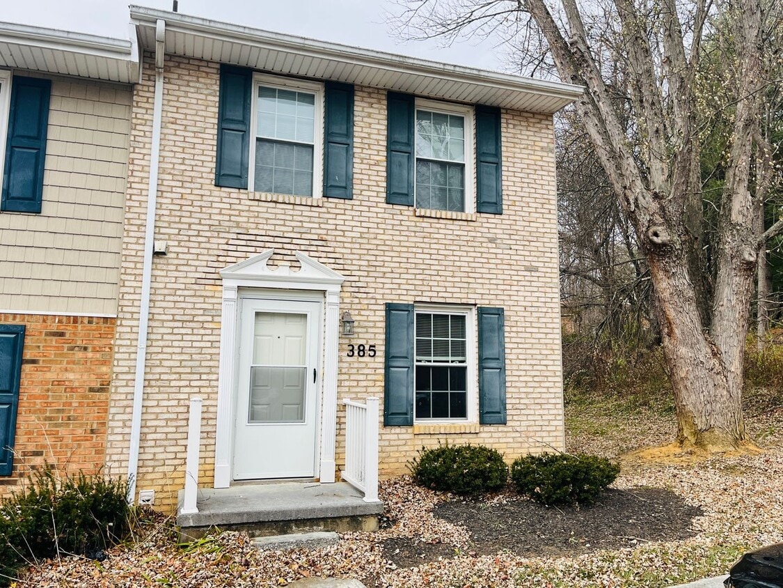 Foto principal - 2 Bedroom, 1.5 Bath Townhouse
