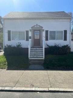Primary Photo - 12 Sagamore St