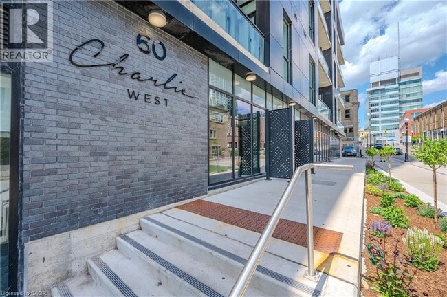 Photo du bâtiment - 60 Charles St W