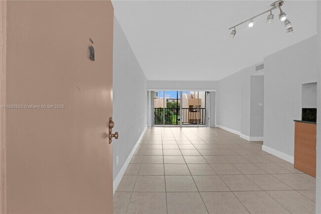 Building Photo - 8889 Fontainebleau Blvd