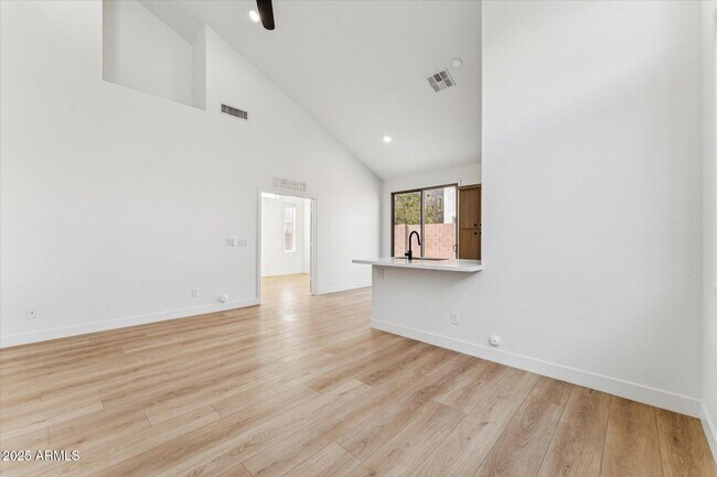 Foto del edificio - 9934 E Empress Ave