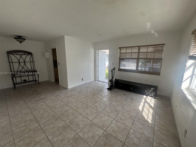 Building Photo - 923 SE 2nd Ave