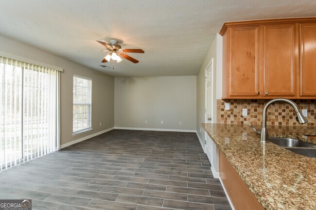 Foto del edificio - 4287 Sanders Rd