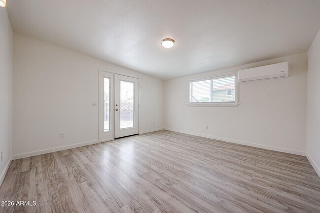 Foto del edificio - 7014 N 77th Ave