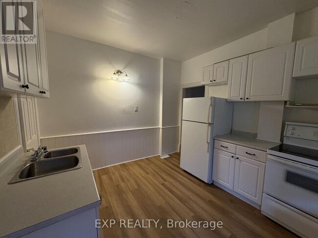 Building Photo - 491 Eagle St