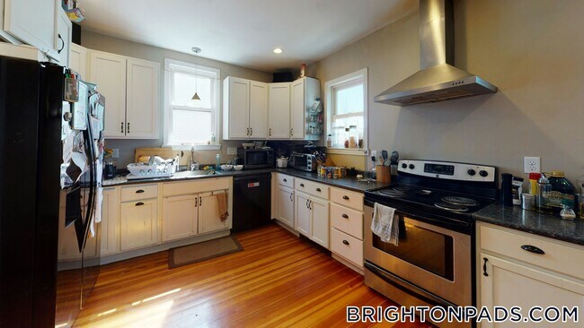Building Photo - 70 Larch St