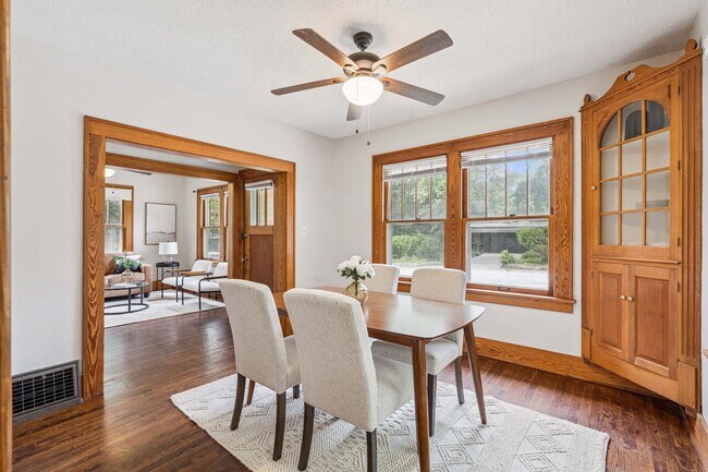 Foto del edificio - Cute 4 Bedroom 2 Bath Bungalow with a fenc...