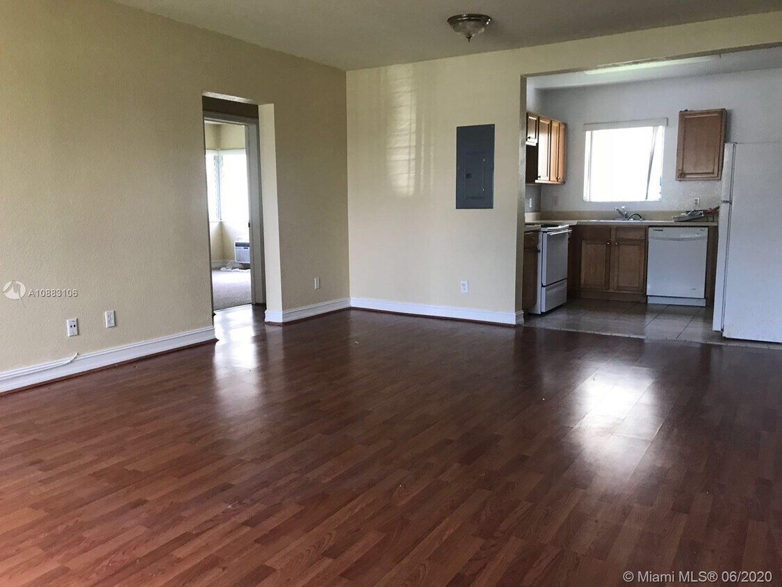 Foto principal - 10270 E Bay Harbor Dr