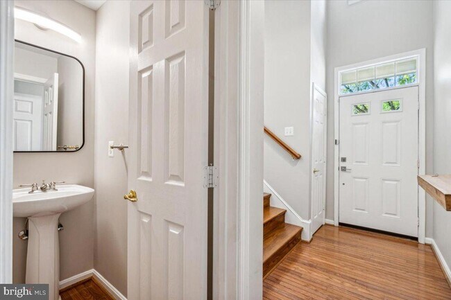 Foto del edificio - 2442 Rippling Brook Rd