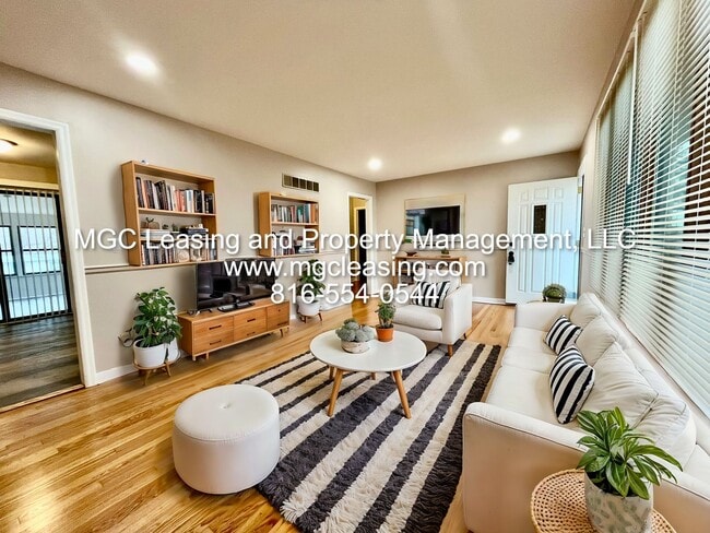 Building Photo - Charming Single Family Home -Ready for your September Move-in!