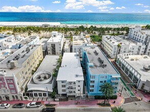 Building Photo - 713 Collins Ave