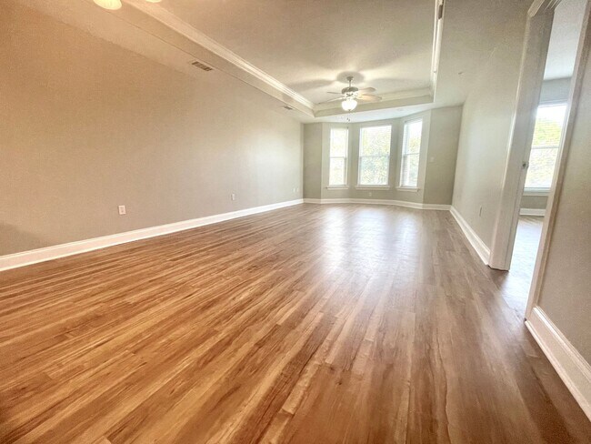 Building Photo - **Move In Special**Newly renovated 2 Bed/2...