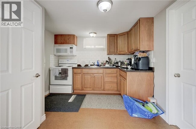 Building Photo - 31 Weichel St