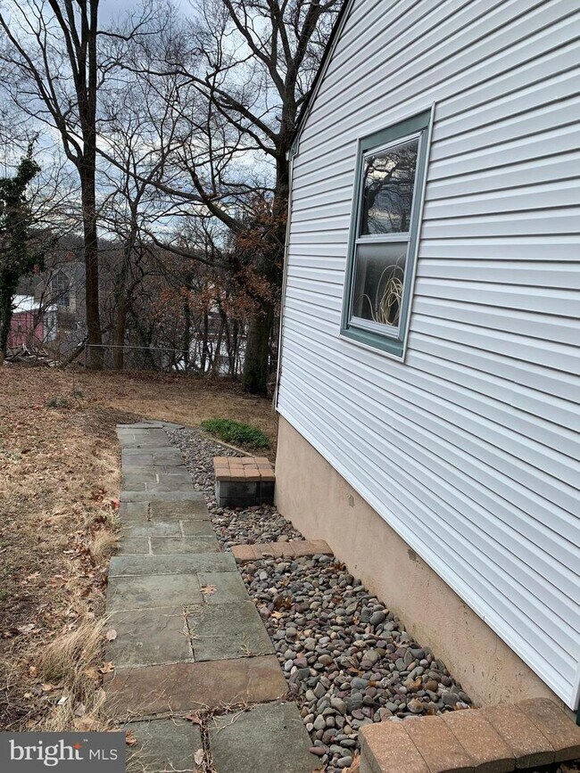 Building Photo - 22 Woodlawn Ave