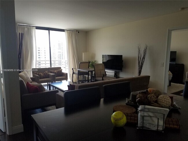 Foto del edificio - 3300 NE 191st St