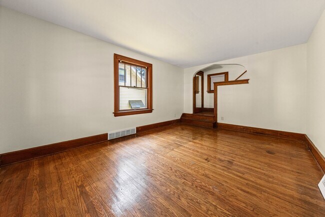 Foto del edificio - Classic Goodyear Heights Colonial — Hardwo...
