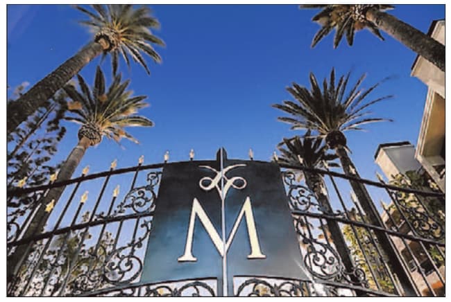 Entrada principal con puerta - 5515 Canoga Ave