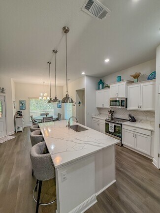 Building Photo - 2437 Hilton Dr