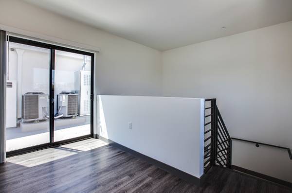 Building Photo - 545 N Kenmore Ave