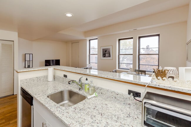 Building Photo - 1048 W Dickens Ave