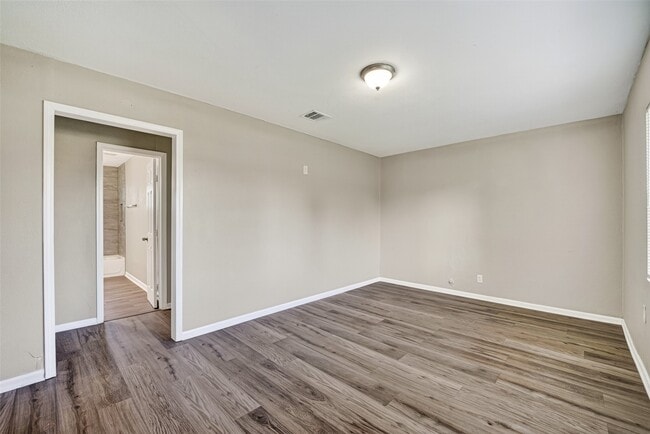 Building Photo - 4909 Holloway Dr