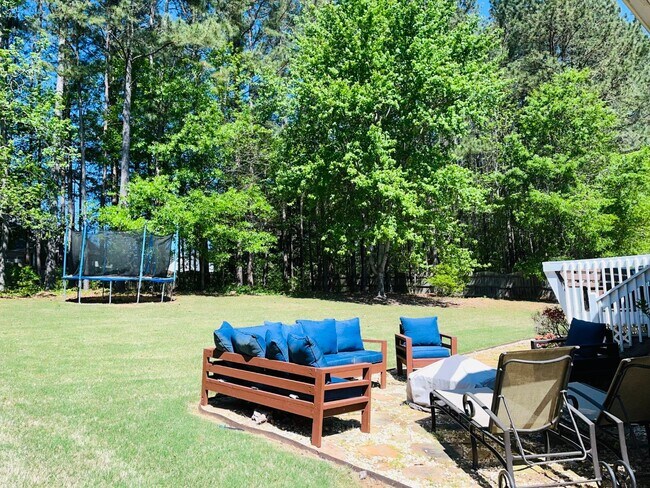 Building Photo - Welcome home! 3 bed, 2.5 bath, large walk ...