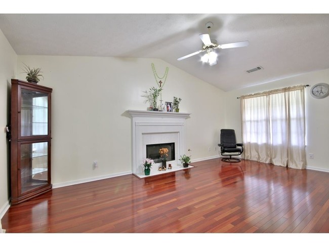 Building Photo - 2265 Valley Wood Dr
