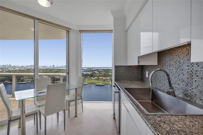 Foto del edificio - 4779 Collins Ave