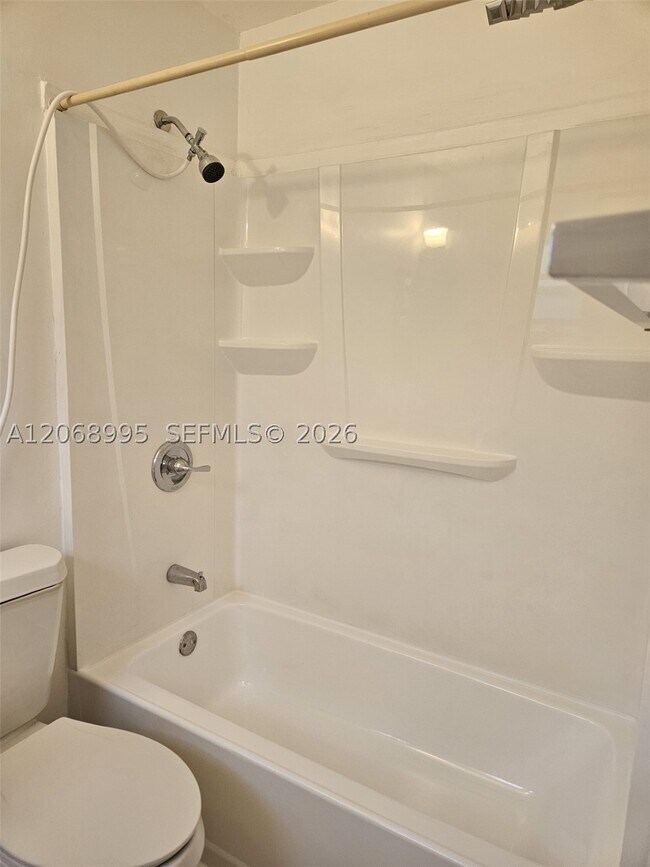 Foto del edificio - 1008 NE 34th St