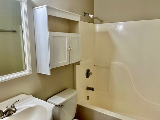 Building Photo - 15 Glenda Dr SW