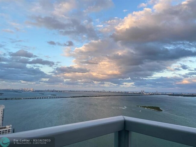 Foto del edificio - 1900 N Bayshore Dr