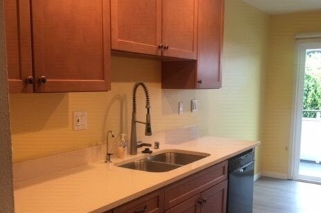 Cocina con nuevos gabinetes y electrodomésticos nuevos - 1255 Baker St