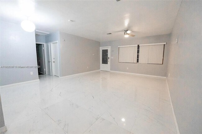 Foto del edificio - 15735 NW 28th Pl
