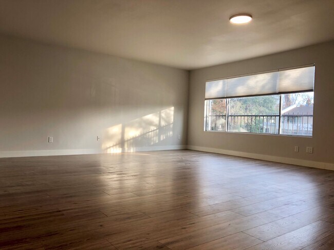 Spacious light-filled living room - 12801 Moorpark St