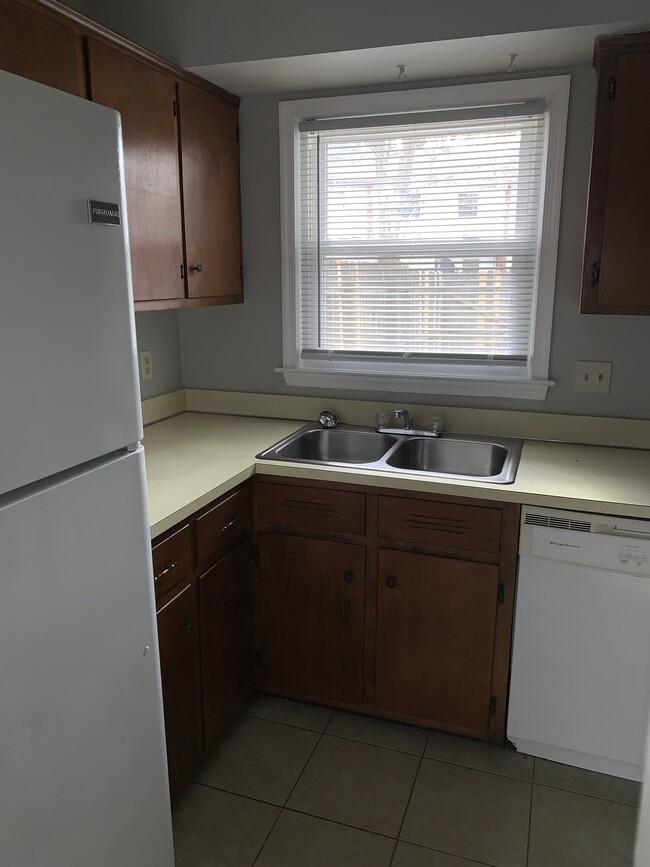 Building Photo - 405 Savage Dr