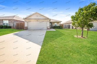Building Photo - 10201 Hidden Village Dr