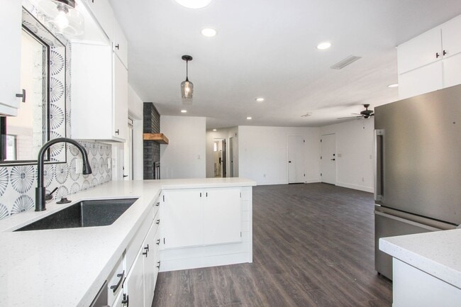 Foto del edificio - 3 bedroom 2 bathroom with AZ room