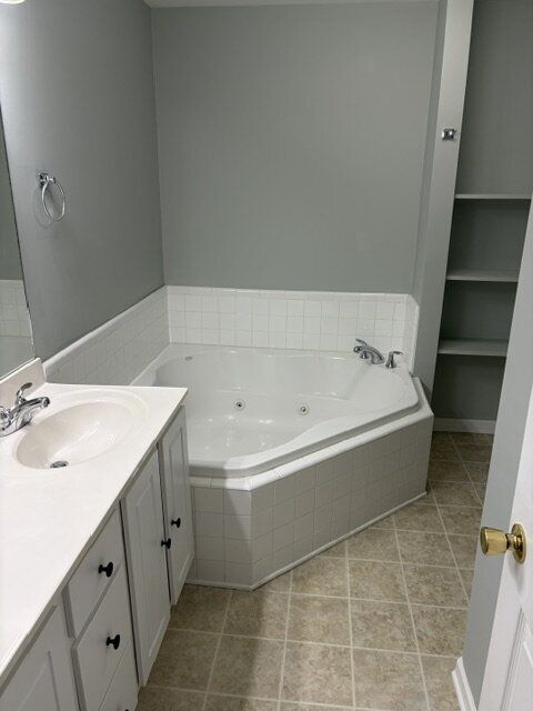 Building Photo - 2205 Locksley Woods Dr