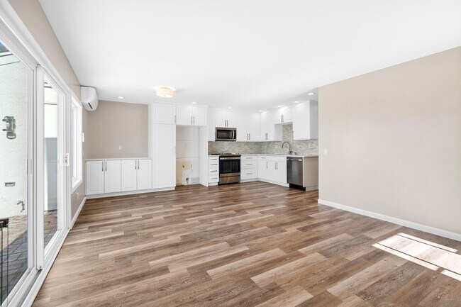 Building Photo - 1137 Woodlake Dr