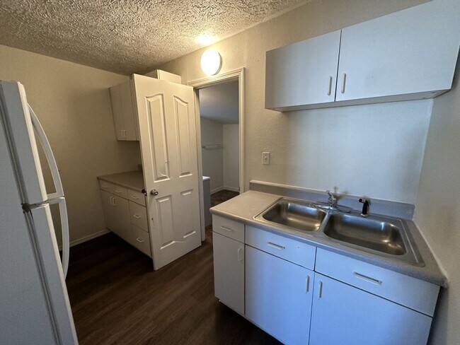 Foto del edificio - 437 W Crowley St