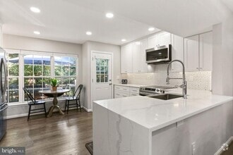 Building Photo - 8078 Sebon Dr