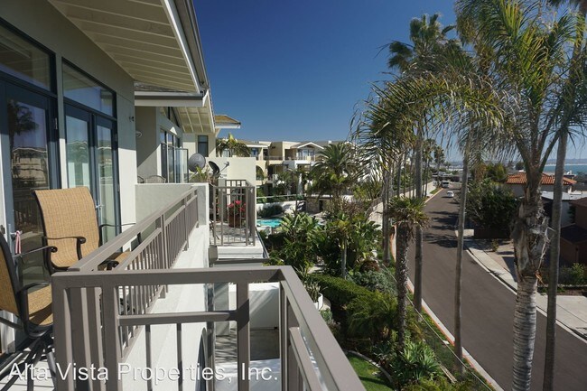 Building Photo - 5470 La Jolla Blvd