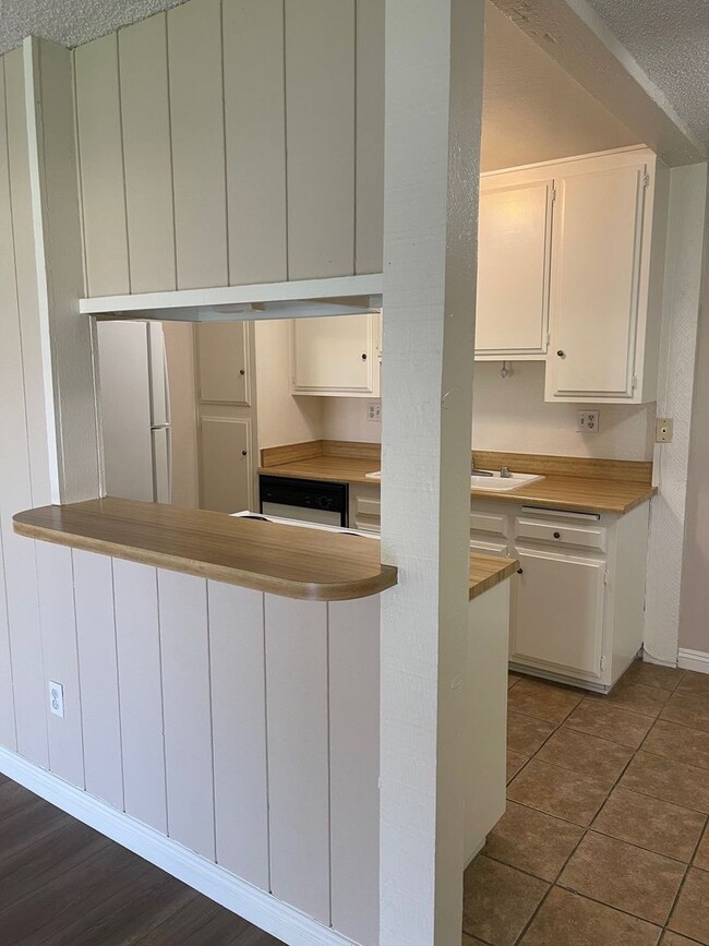 Building Photo - 1 Bed 1 bath Ground floor Condo by South C...