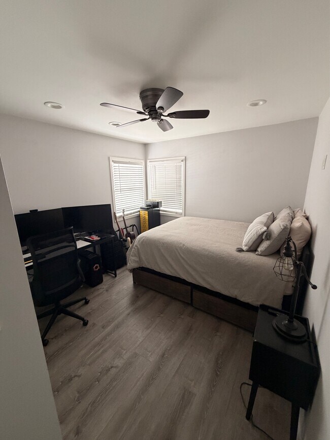 Building Photo - 4059 Vineyard Ave