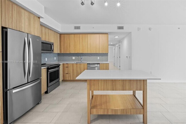 Foto del edificio - 2150 N Bayshore Dr