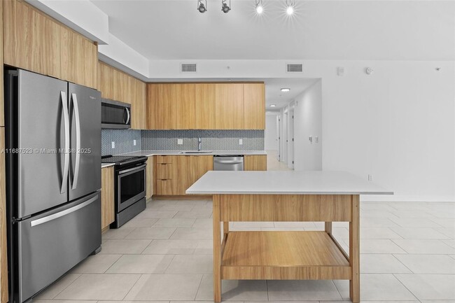 Building Photo - 2150 N Bayshore Dr